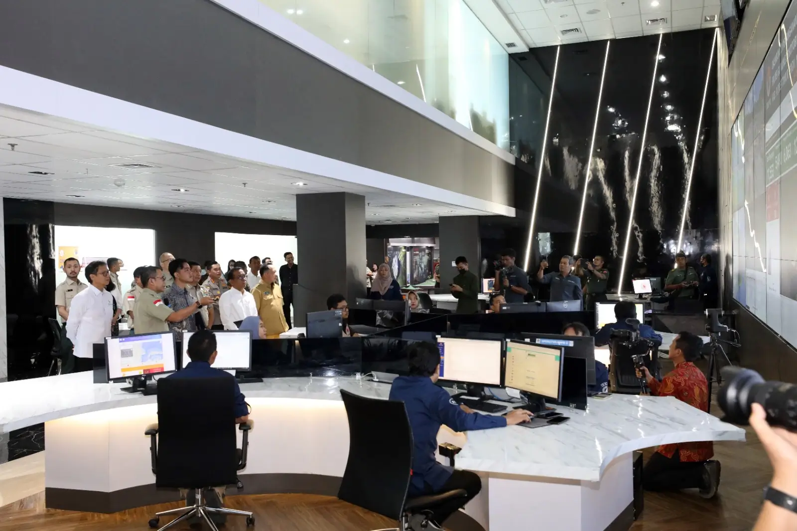 Wakil Presiden (Wapres) Gibran Rakabuming Raka saat mendapatkan penjelasan terkait Penanganan Erupsi Gunung Lewotobi Laki-Laki di Graha BNPB, Jakarta, Selasa (12/11).